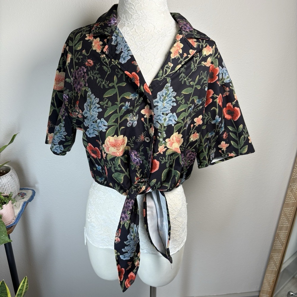 Cider Women's Small ~ Black Floral Tie Front Short Sleeve Blouse Button Up Crop